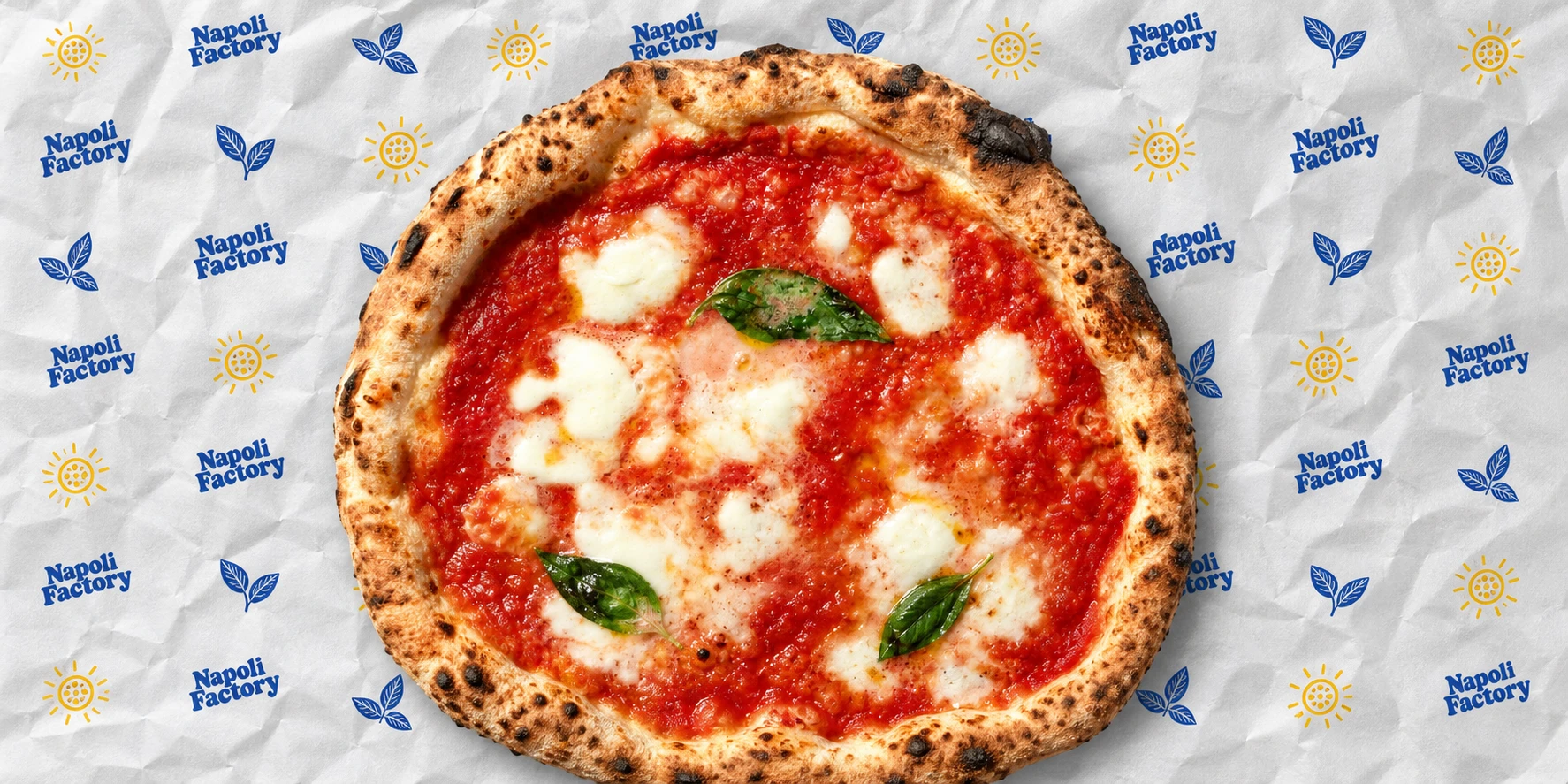Pizza napolitaine posée sur le papier alimentaire Napoli Factory