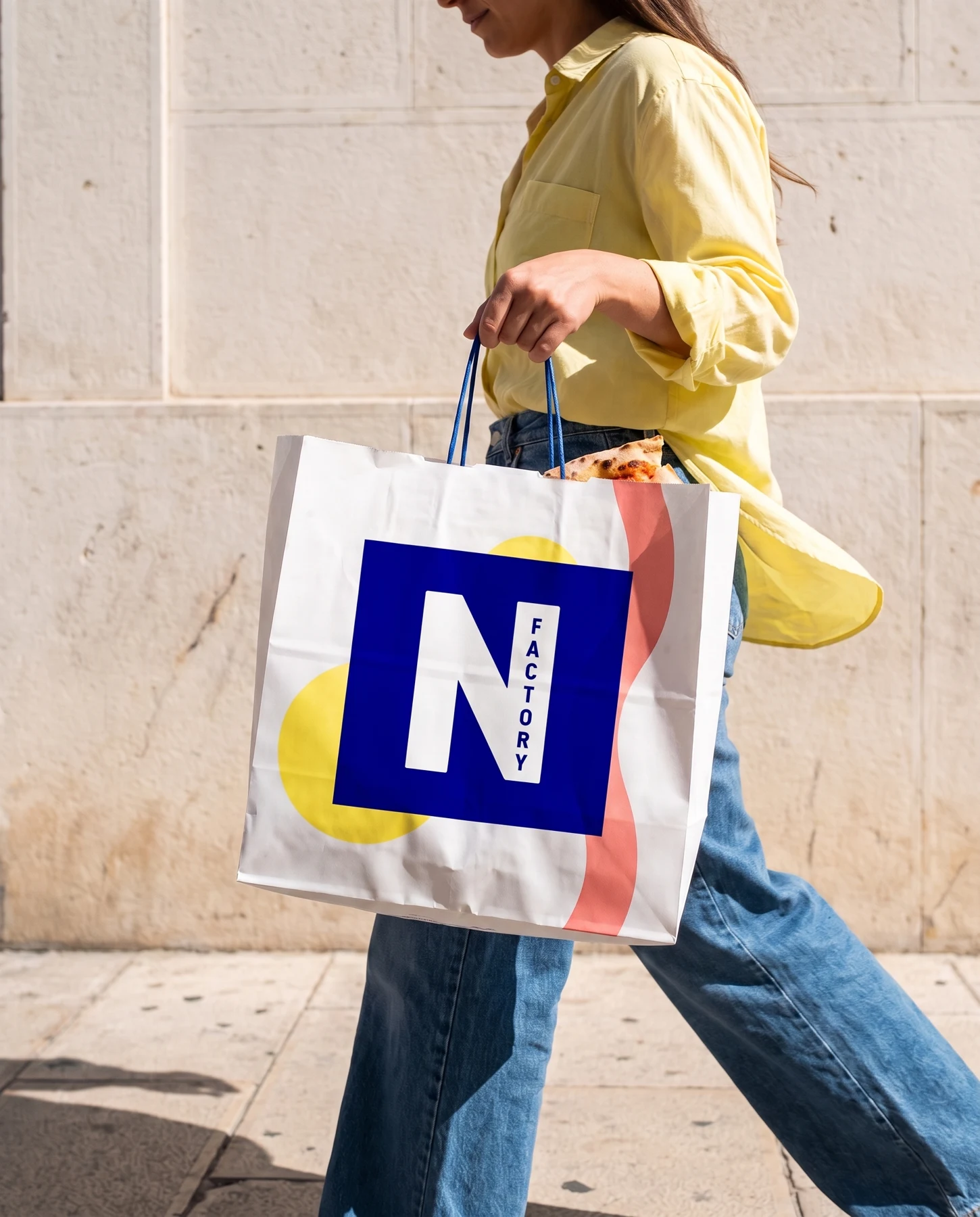 Mise en situation : un sac Napoli Factory à emporter