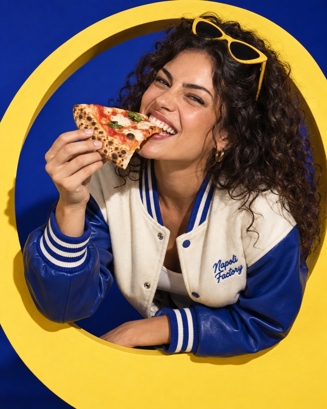 Une pause pizza dans une fenêtre jaune