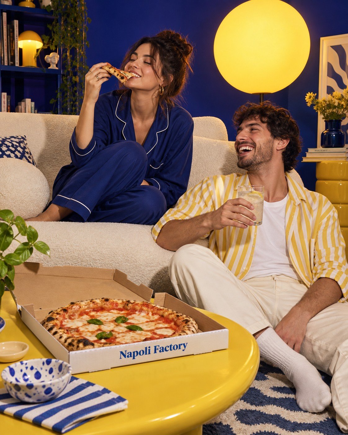 Une soirée pizza à partager dans un salon bleu et jaune