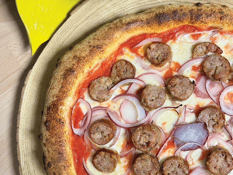 Sauce tomate San Marzano DOP, nozzarella fior di latte, saucisse de Toulouse, oignons rouges - Napoli Factory