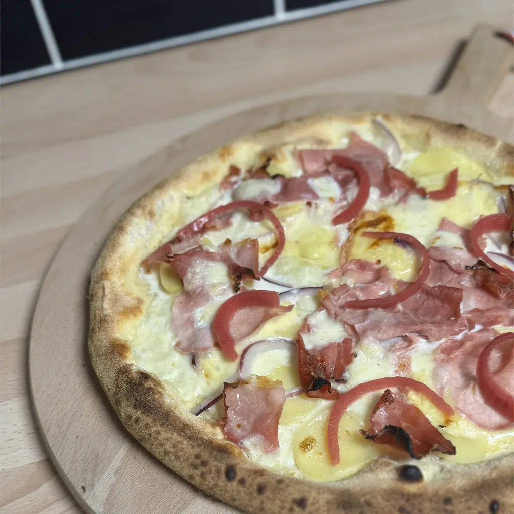 Pizza base tomate San Marzano DOP garnie de produits frais italiensb