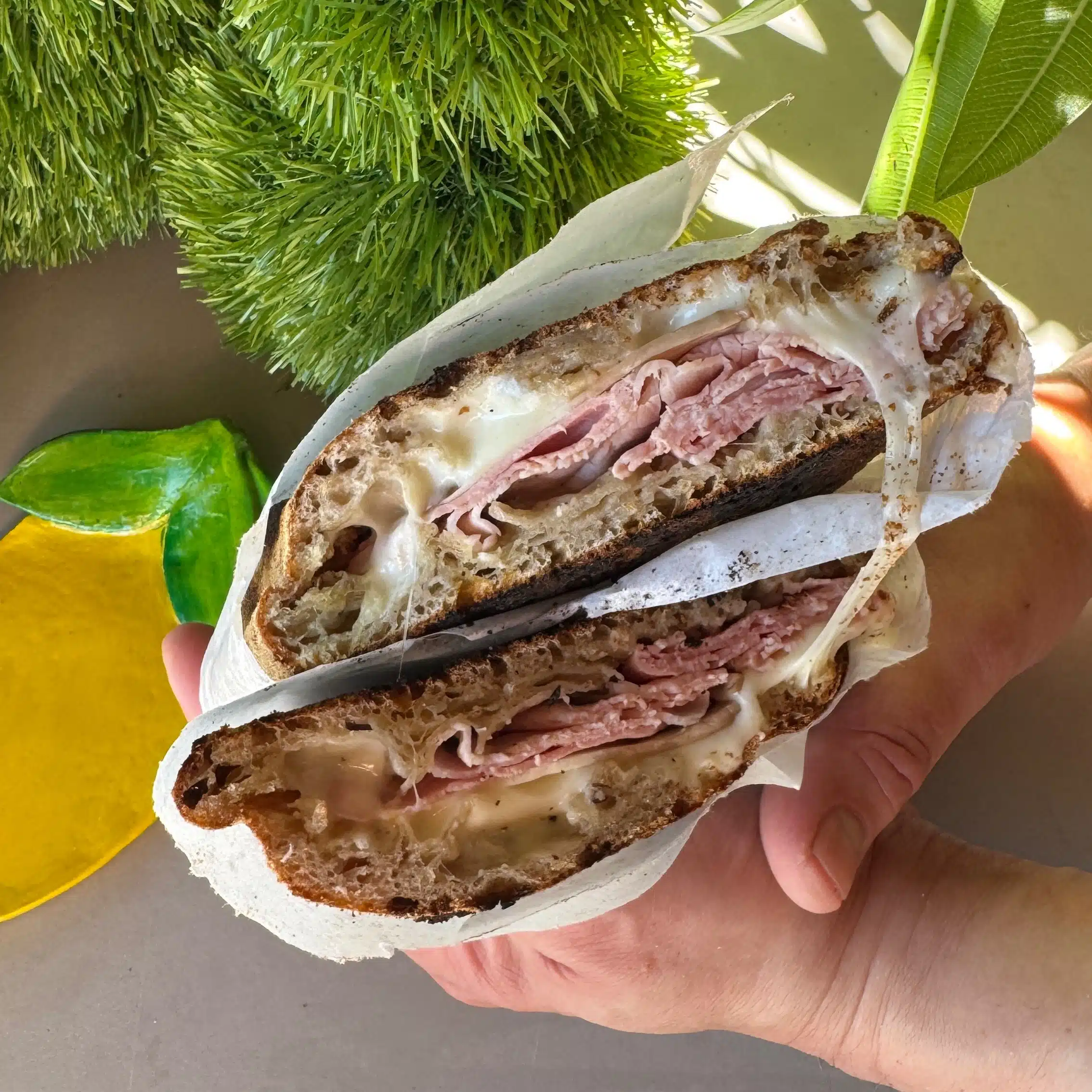 Panuozzo Regina — jambon blanc, champignons frais et mozzarella