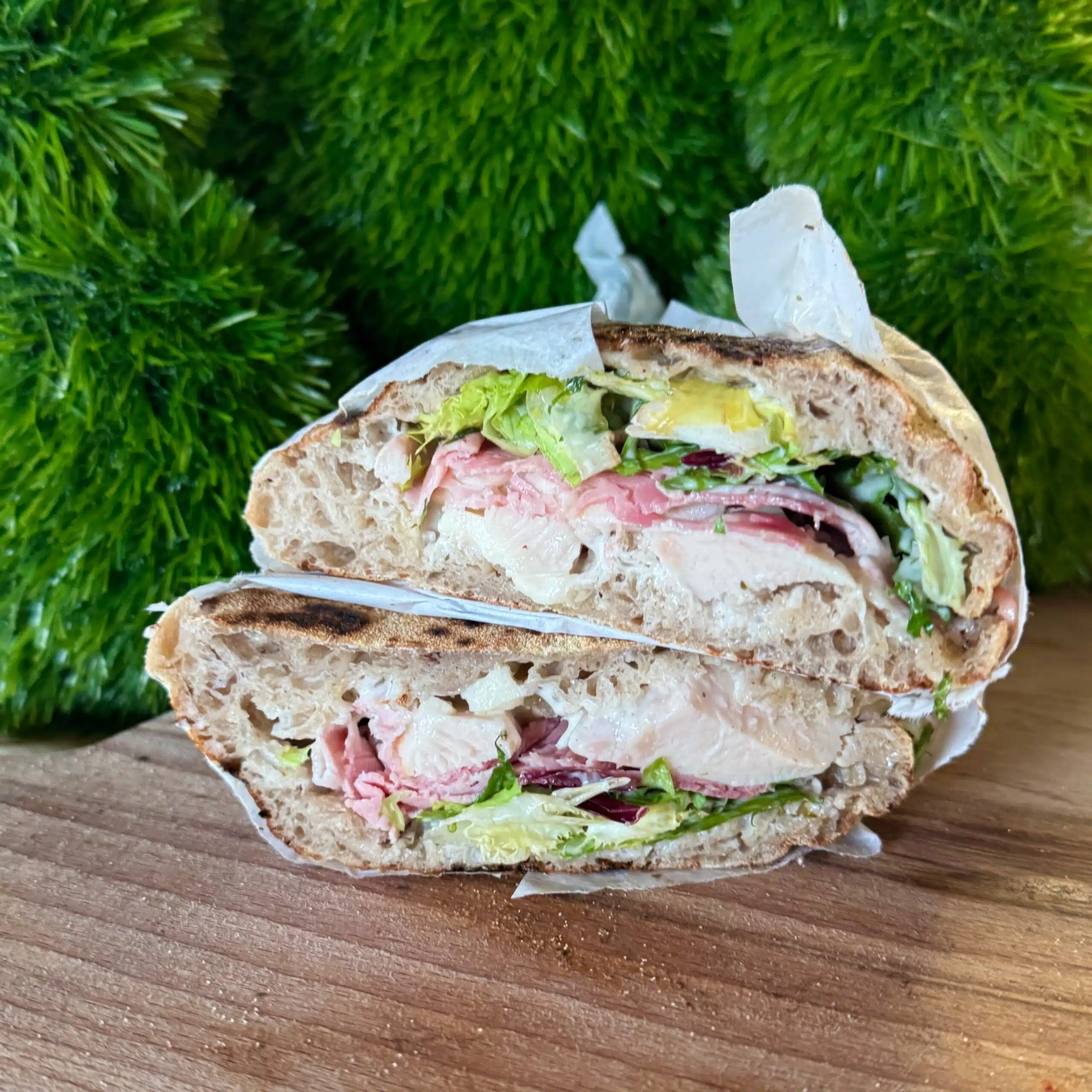 Panuozzo César — poulet, salade, parmesan et sauce César
