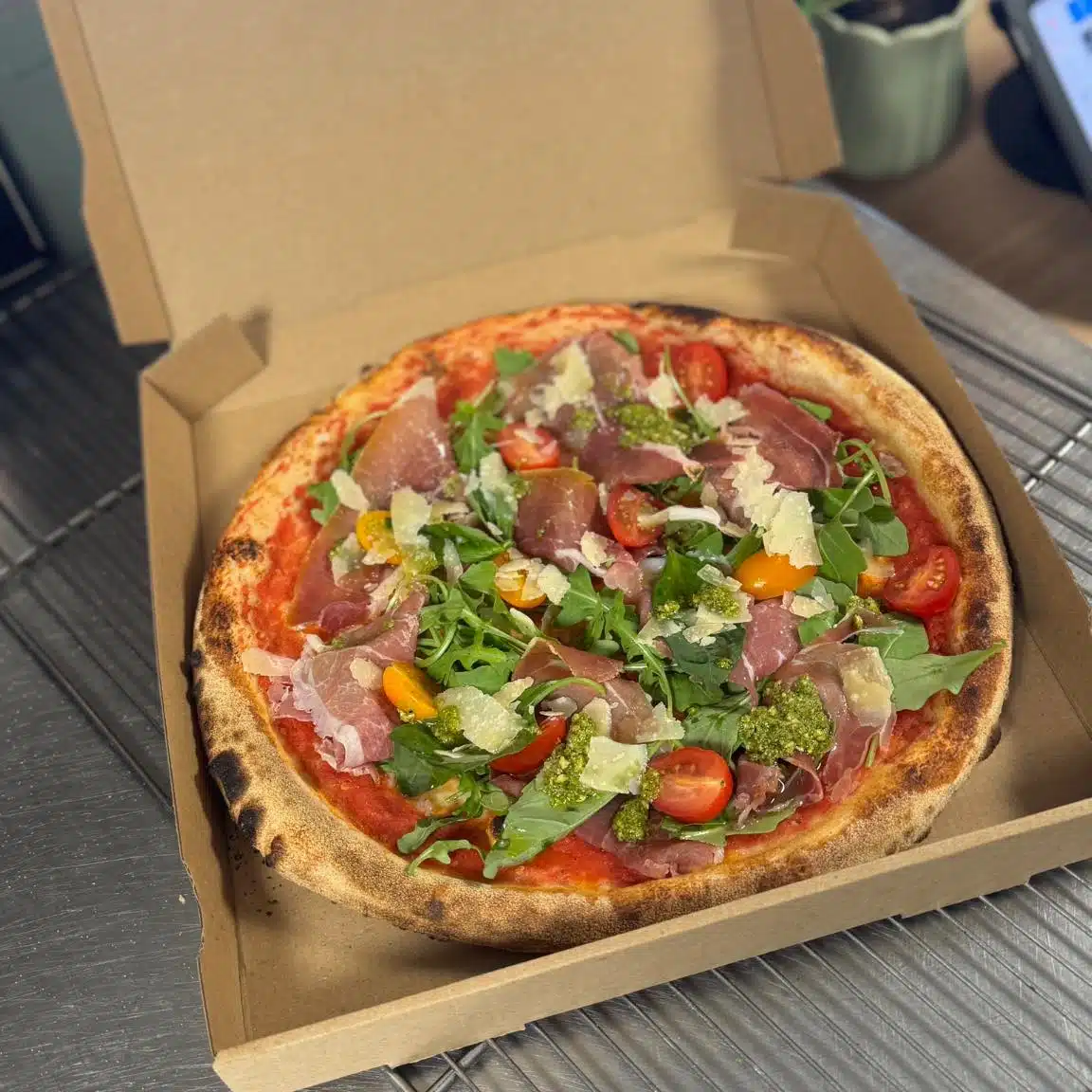 Pizza sur pâte fraîche avec mozzarella fior di latte — à emporter Moissac