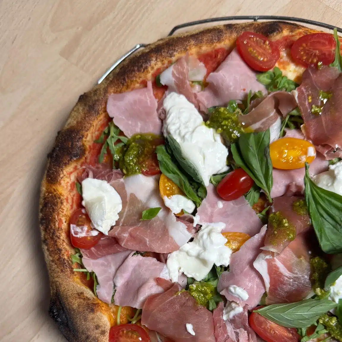 Pizza artisanale napolitaine sortie du four — Napoli Factory Moissac